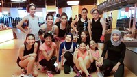 Berhijab bukan halangan bagi Dhini Aminarti untuk melakukan olahraga body combat. Wih, sadis! (Foto: Instagram/dhiniaminarti)