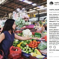 Sophia Latjuba pernah berbelanja ke pasar untuk membeli kebutuhan makanan keluarganya. Foto: Dok. Instagram