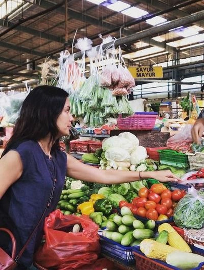Sophia Latjuba pernah berbelanja ke pasar untuk membeli kebutuhan makanan keluarganya. Foto: Dok. Instagram