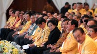 Megawati tampak duduk diapit Jokowi dan Airlangga Hartarto.