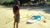 Foto: Pelajaran pertama tentu dimulai dari daratan. Traveler akan diajari beberapa teknik dasar main surfing. (dok. istimewa)