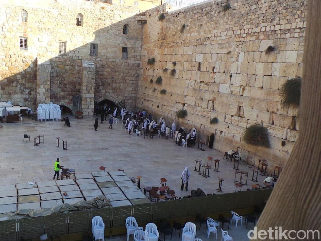 Sekilas tentang Tembok Ratapan, Bangunan Suci Umat Yahudi
