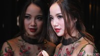 Detail makeup dan pulasan lipstik merah menyala membuatnya semakin mempesona.