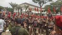 Di sekitarnya para anggota Kopassus menyanyikan yel-yel untuk Hadi.  (Seysha Desnikia-detikcom)