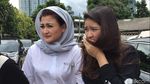 Ada Gadis Muda Temani Ny Deisti Jenguk Novanto, Siapa Ya?