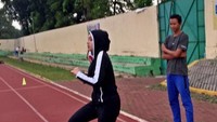 Memakai hijab tak lantas membuat Terry Putri melepas kebiasaan hidup sehatnya terdahulu. Meski sempat kesulitan memilih olahraga yang sesuai, kini Terry Putri membuktikan bahwa bisa-bisa saja kok menyelaraskan kedua hal tersebut. (Foto: Instagram/terryputri)