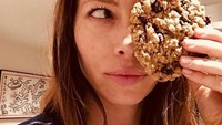 Rayakan National Cookie Day, aktris Jessica Biel ber-selfie dengan oatmeal raisin cookie. Foto: Istimewa