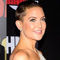 Kate Hudson tampil mengejutkan dengan tiba-tiba memangkas rambutnya jadi cepak. Ini menjadi rambutnya paling pendek selama ini. Itu semua ia lakukan demi perannya di film Marshall.  Foto: ist.