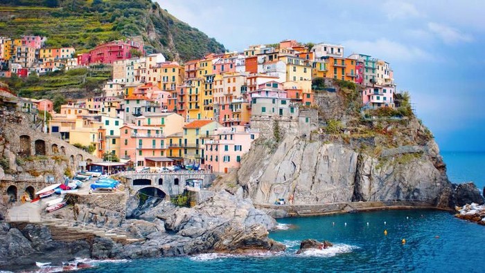 Desa cantik Italia di tepi Laut Mediterania