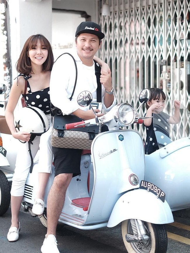 Gading Marten dan Gisella Anastasia pun tak kalah modis. Begitu pula Gempi, putri semata wayang mereka yang super cute! (Foto: Instagram_