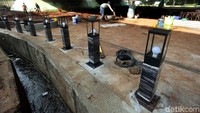 Kolong tol juga dipasangi lampu taman.