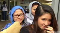 Sedangkan, perempuan muda yang menemani Deisti tidak menyampaikan keterangan apapun (Foto: Nur Indah Fatmawati/detikcom)