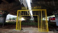 Para pekerja membangun taman di kolong Tol JORR, Jatiasih.