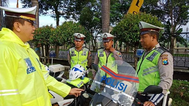 Kasat Lantas mengecek peranti dan persiapan personel pengamanan