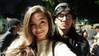 Banyak yang baper melihat kedekatannya dengan Jefri Nichole, lawan mainnya di film Surat Cinta Untuk Starla. (Dok. Instagram/caitlinhalderman)