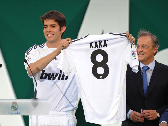 MADRID, SPAIN - JUNE 30:  New signing Kaka (L) presents his new Real Madrid shirt beside club President Florentino Perez during his official presentation as a Real Madrid player at the Santiago Bernabeu Stadium on June 30, 2009 in Madrid, Spain.  (Photo by Denis Doyle/Getty Images)