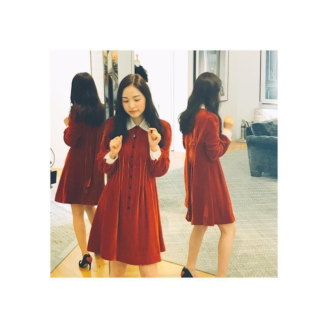 Wanita yang berpacaran dengan Taeyang selama empat tahun itu punya gaya busana yang feminin. Ia suka memakai dress manis seperti ini. Foto: Instagram Min Hyorin