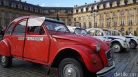Serasa Selebriti, Naik Mobil Antik di Paris