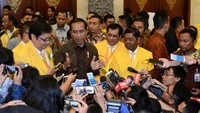 Blak-blakan Jokowi ini disambut tawa oleh para kader Golkar. Meskipun ada grup-grup ini, Jokowi meminta Golkar tetap solid. (Foto: Krishadiyanto - Biro Pers Setpres)