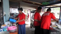 Begini suasana peracikan bakso tumpeng yang unik dari Bantul. Yuk, mampir! Foto: Bagus Kurniawan