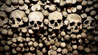 Di dalam ruangan tengkorak menjulang tinggi dan tersusun rapi. Tengkorak yang disimpan sejak abad ke 12 ini adalah jasad dari para pendeta dan penduduk setempat (Thinkstock)