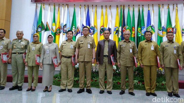  Menteri Dalam Negeri (Mendagri) Tjahjo Kumolo menyerahkan Daftar Isian Pelaksanaan Anggaran (DIPA) APBN 2018 ke pejabat Eselon I, Senin (18/12/2017)