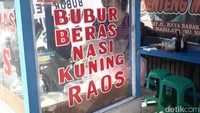 Sejak aktivitas berjualan buburnya viral dalam tayangan sebuah video di medsos, banyak pembeli yang datang membeli buburnya, selain itu tak jarang menurut Tuti para pembelinya mengambil gambar wajahnya.