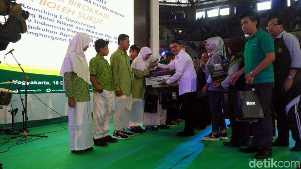 Menag menyerahkan bantuan kepada siswa