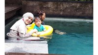 Walau telah berhijab, Nycta Gina tetap berolahraga bersama keluarga seperti misalnya berenang. Wah serunya! (Foto: Instagram/missnyctagina)