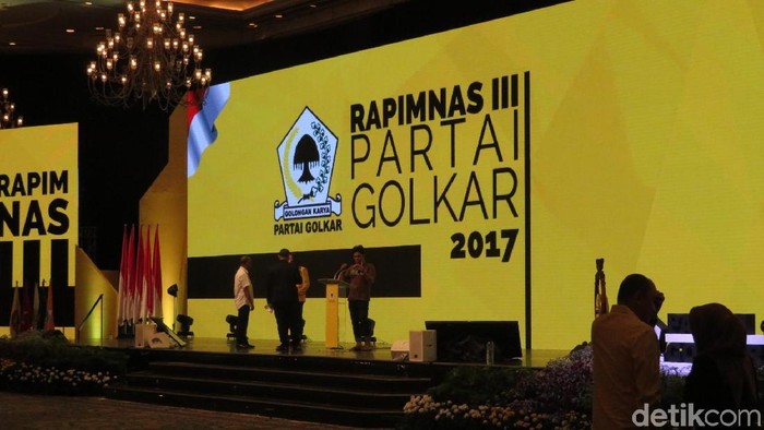 Buka Rapimnas Golkar, Airlangga Puji Ical hingga Luhut