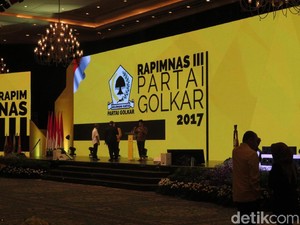 Buka Rapimnas Golkar, Airlangga Puji Ical hingga Luhut