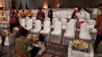 Sore ini, susunan kursi di ruangan Munaslub di JCC diganti. Pampamres tengah mempersiapkan kursi yang akan diduduki Jokowi yang bentuknya sama dengan peserta Munaslub lainnya (Foto: Andhika Prasetia/detikcom)