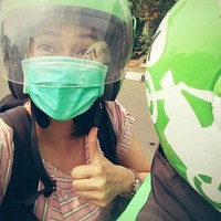 Dian Sastrowardoyo kerap naik ojek online demi efisiensi waktu di antara kepadatan aktivitasnya sehari-hari. Foto: Dok. Instagram