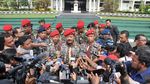 Foto: Ekspresi Panglima Marsekal Hadi Saat Dipakaikan Baret Merah