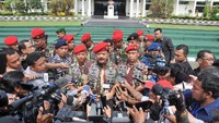 Menjawab pertanyaan awak media tentang kesejahteraan prajurit, Panglima TNI menjelaskan bahwa kesejahteraan prajurit akan terus dievaluasi, utamanya terkait tunjangan khusus bagi prajurit yang bertugas di daerah perbatasan dan penyediaan rumah bagi seluruh prajurit yang belum memiliki rumah pribadi.