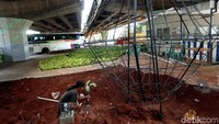 Sejumlah pekerja tengah menyelesaikan pembangunan taman kota.