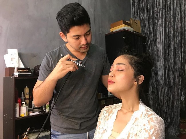 Sesi makeup sebelum pemotretan. Terlihat tulang selangka Gracia Indri yang tampak menonjol. Foto: Instagram/riomotret
