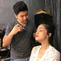 Sesi makeup sebelum pemotretan. Terlihat tulang selangka Gracia Indri yang tampak menonjol. Foto: Instagram/riomotret