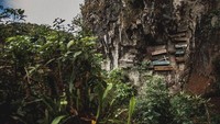Kuburan gantung di Sagada, menggantung di pinggiran tebing pada ketinggian puluhan meter. Jenazah dimasukan ke dalam peti kayu lalu diangkat dan digantung dengan tali. Ada besi dan kayu sebagai penyangga (anna_chertopolox/Instagram)