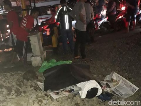 Tak Dengar Peringatan Warga, Pria Tersambar KRL di Pasar Minggu