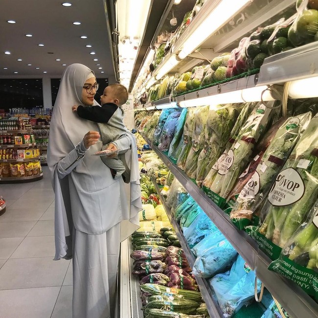 Ini gaya hijab syari Nadya Almira saat memakai setelan busana muslim warna abu-abu muda. Ia memilih busana muslim tanpa corak yang sederhana dan simpel. Foto: Dok. Instagram @nadya_almira