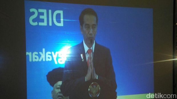 Ketika Jokowi Main Tebak Gambarnya di Rapat Terbuka UGM