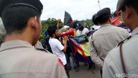 Polisi menjaga ketat aksi ini.