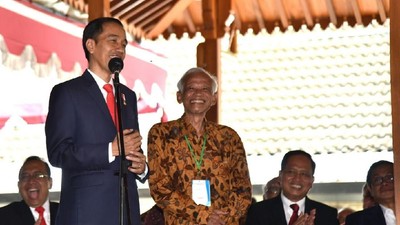 Foto: Pak Kasmujo, Dosen Pembimbing Skripsi Jokowi yang Dulu Galak