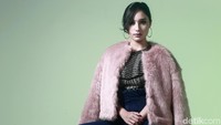 Tatjana Saphira cantik mengenakan jaket bulu. Foto: Asep Syaifullah