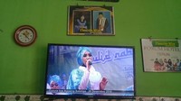 Lantunan lagu dengan lirik-lirik unik terdengar akrab ketika speaker di warung soto itu berbunyi. Foto: Angling Adhitya Purbaya
