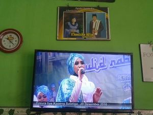 Mendengarkan Qasidah Nasida Ria di Warung Soto