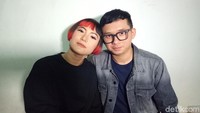 Oki sepertinya bisa memahami penuh Poppy Sovia yang tomboi dan terkadang nyentrik. Foto: Poppy Sovia dan Ahmad Gussaoki / Veynindia E. Pardede