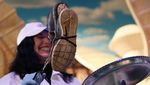 Foto: Idih, Ada Kontes Sepatu Paling Bau di New York