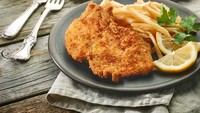 Jika memiliki daging ayam fillet, Anda bisa mencelupkannya dalam telur, garam dan lada kemudian dilumuri dengan tepung roti dan digoreng. Sajikan bersama dengan kentang goreng dan salad. Dijamin kenyang. Foto: iStock